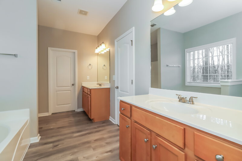 2,025/Mo, 371 Oakhaven Way Villa Rica, GA 30180 Main Bathroom View