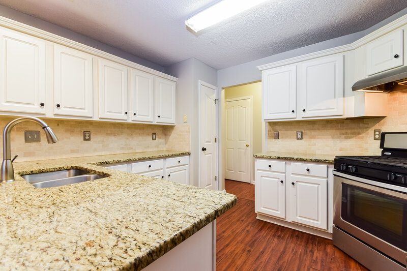 2,225/Mo, 402 Gresham Dr Stockbridge, GA 30281 Kitchen View 2