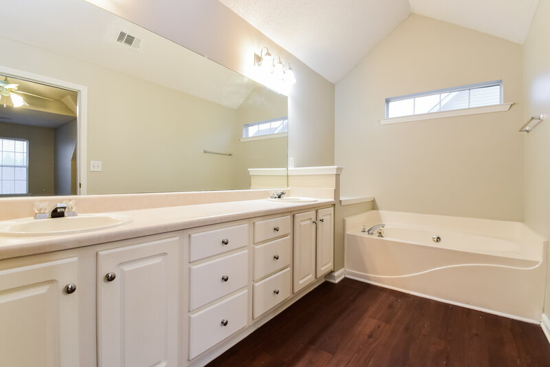 2,225/Mo, 402 Gresham Dr Stockbridge, GA 30281 Main Bathroom View