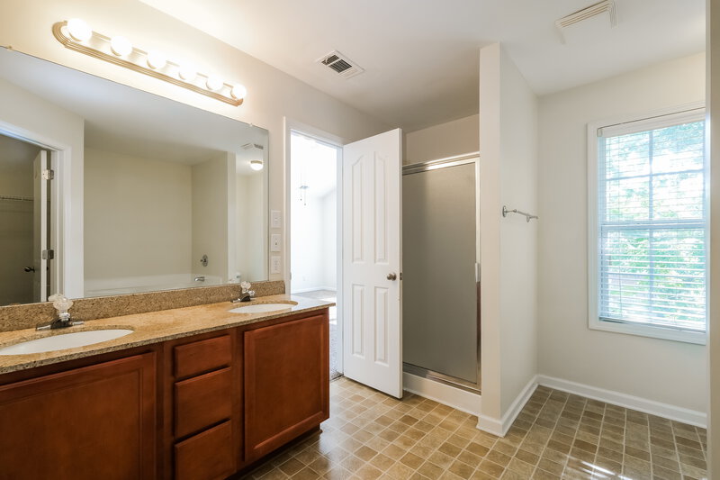 2,010/Mo, 2006 Barberry Dr Buford, GA 30519 Main Bathroom View