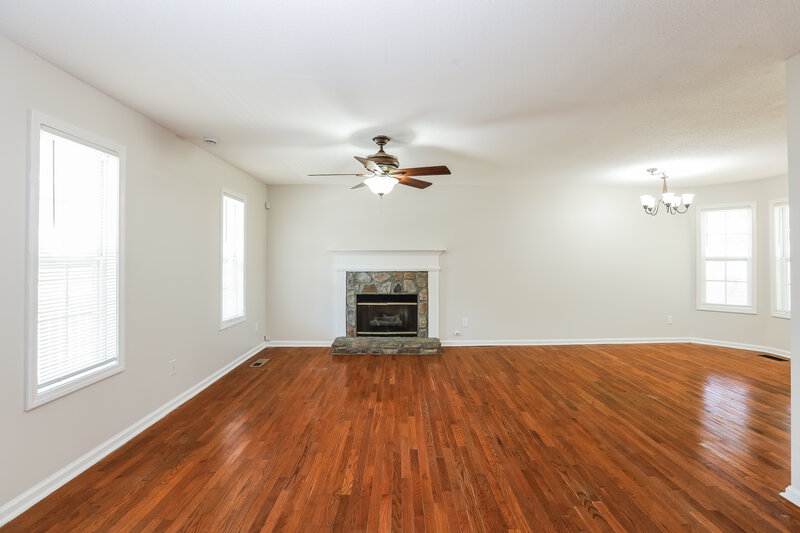 1,670/Mo, 604 Meadows Ct Villa Rica, GA 30180 Living Room View 2