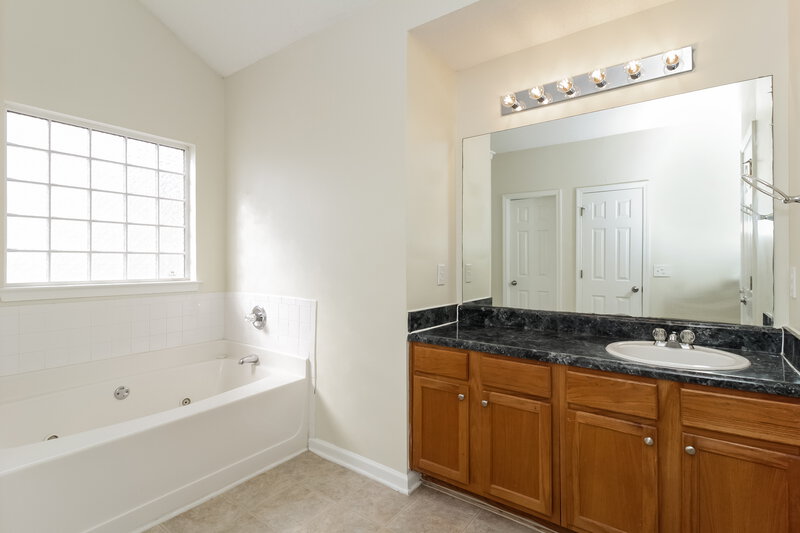 2,700/Mo, 5023 Serenity Point Ln Villa Rica, GA 30180 Main Bathroom View