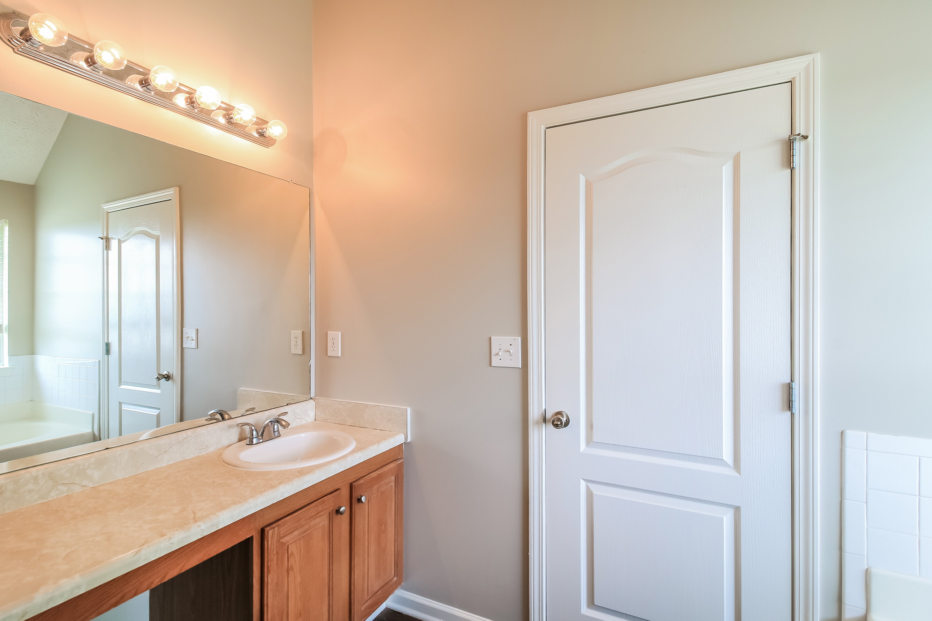 0/Mo, 604 Mohawk Cir Stockbridge, GA 30281 Main Bathroom View 2