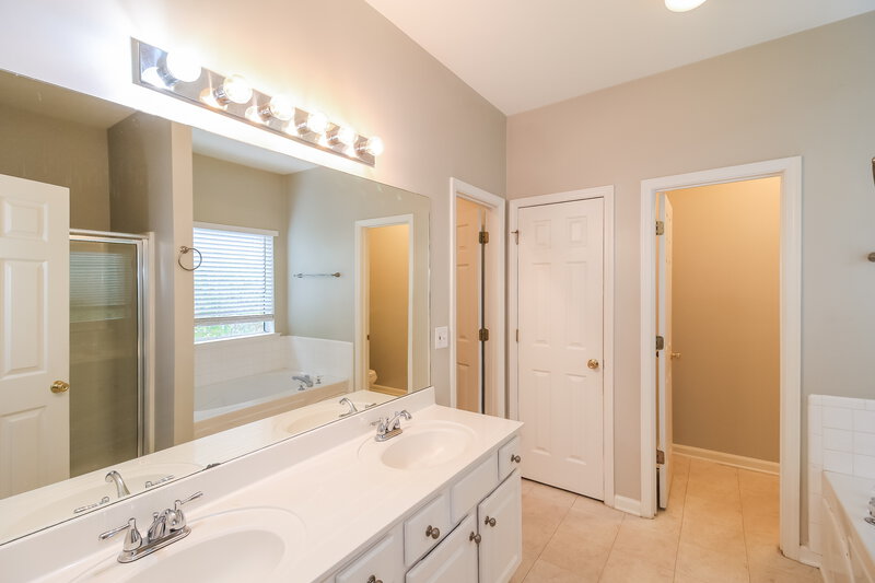 1,815/Mo, 537 Anglewood Trce Stockbridge, GA 30281 Main Bathroom View