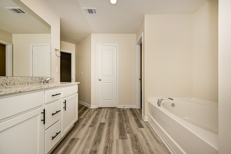 2,513/Mo, 1508 Big Bud Ln Locust Grove, GA 30248 Main Bathroom View