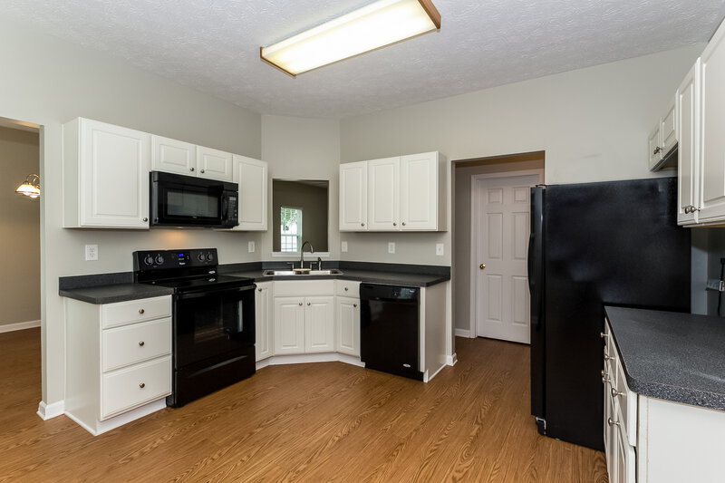 2,405/Mo, 64 Crescent St Newnan, GA 30265 Kitchen View