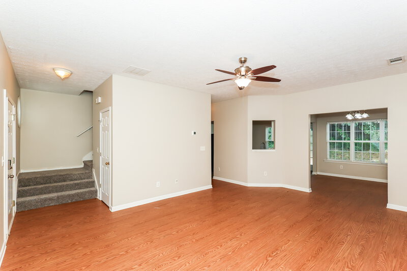 2,190/Mo, 64 Crescent St Newnan, GA 30265 Living Room View 2