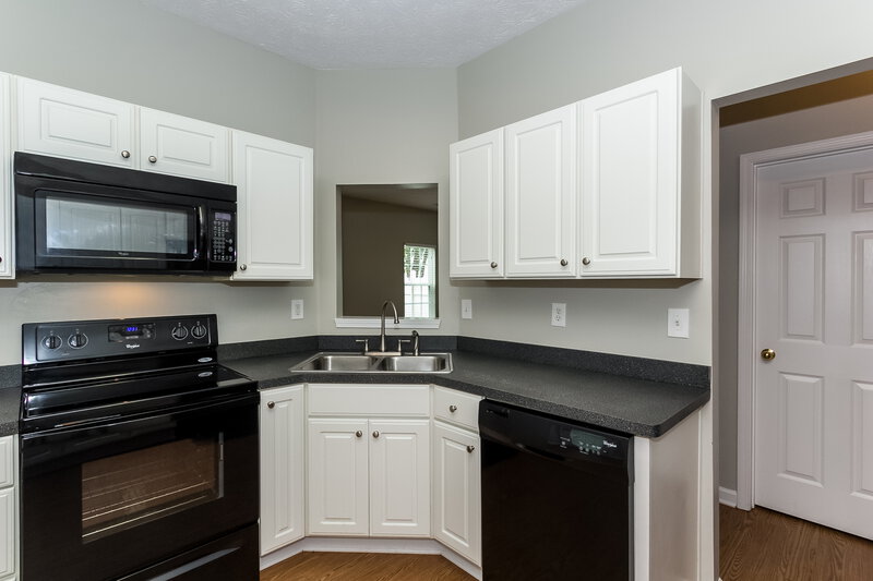2,405/Mo, 64 Crescent St Newnan, GA 30265 Kitchen View 2
