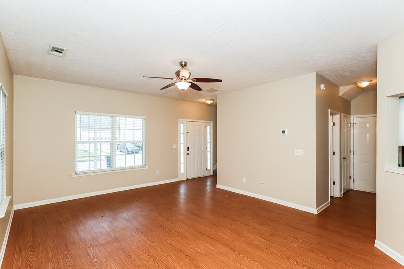 2,190/Mo, 64 Crescent St Newnan, GA 30265 Living Room View 3