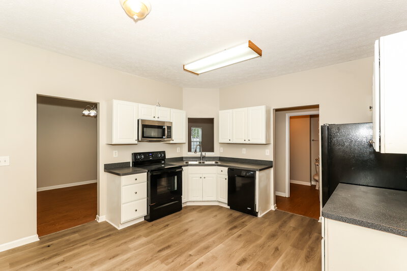 2,190/Mo, 64 Crescent St Newnan, GA 30265 Kitchen View 2