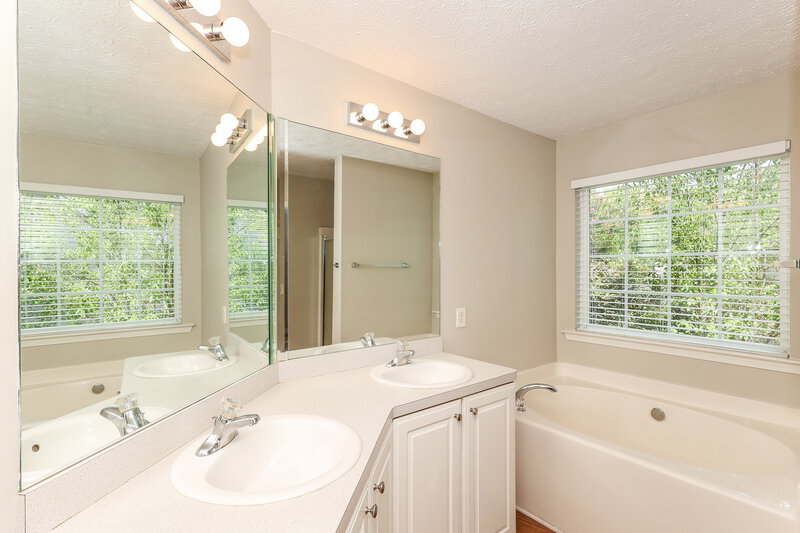 2,190/Mo, 64 Crescent St Newnan, GA 30265 Main Bathroom View