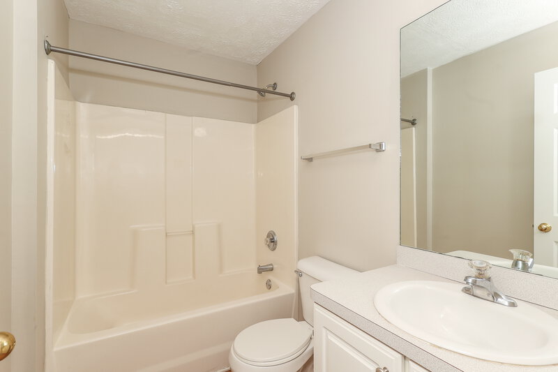 2,190/Mo, 64 Crescent St Newnan, GA 30265 Bathroom View 2