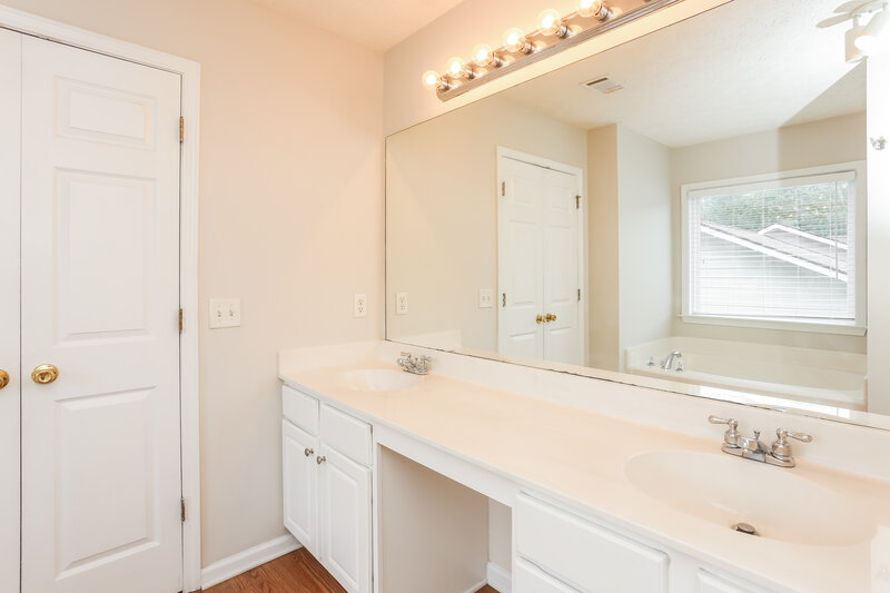 2,060/Mo, 3200 Cooper Woods Dr Loganville, GA 30052 Main Bathroom View 2