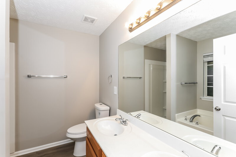 2,085/Mo, 204 Sandstone Dr Hampton, GA 30228 Main Bathroom View