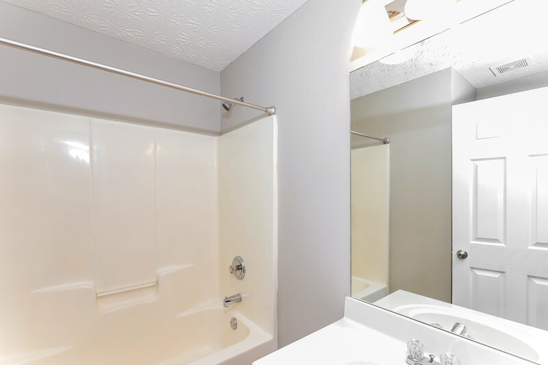 2,085/Mo, 204 Sandstone Dr Hampton, GA 30228 Bathroom View 2