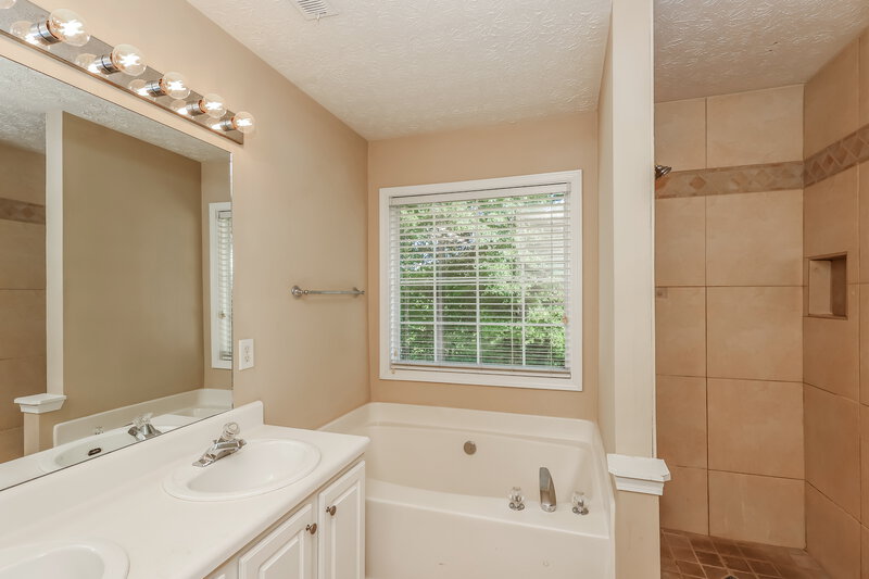 1,875/Mo, 426 Baldwin Ct Newnan, GA 30263 Main Bathroom View