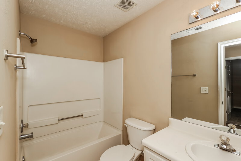 1,875/Mo, 426 Baldwin Ct Newnan, GA 30263 Main Bathroom View 2