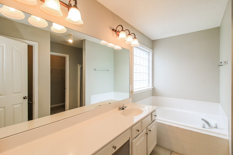 2,250/Mo, 479 Haven Ridge Dr Stockbridge, GA 30281 Main Bathroom View