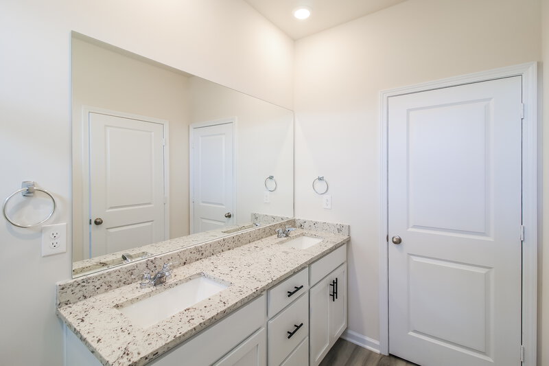 2,220/Mo, 268 Limestone Cir Conyers, GA 30013 Main Bathroom View