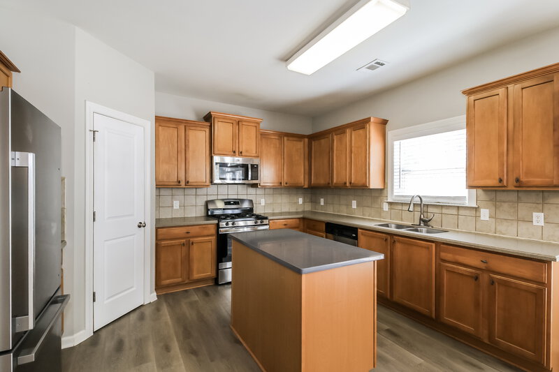 2,440/Mo, 2528 Mockingbird Ln Locust Grove, GA 30248 Kitchen View 2