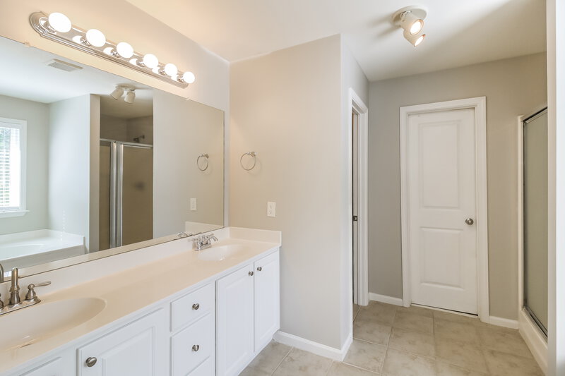2,440/Mo, 2528 Mockingbird Ln Locust Grove, GA 30248 Main Bathroom View