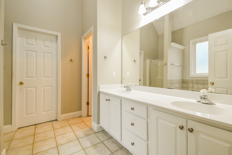 2,550/Mo, 38 Gables Way Newnan, GA 30265 Main Bathroom View