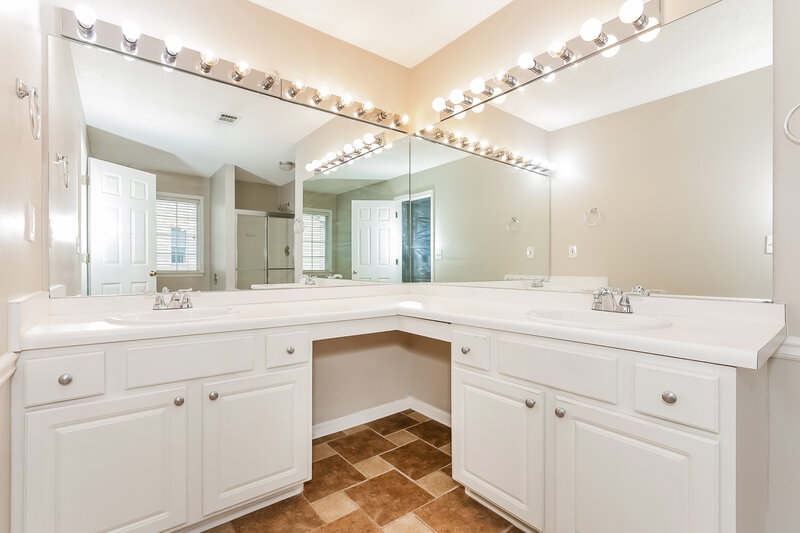 0/Mo, 4259 Pentworth Ln NW Kennesaw, GA 30144 Main Bathroom View