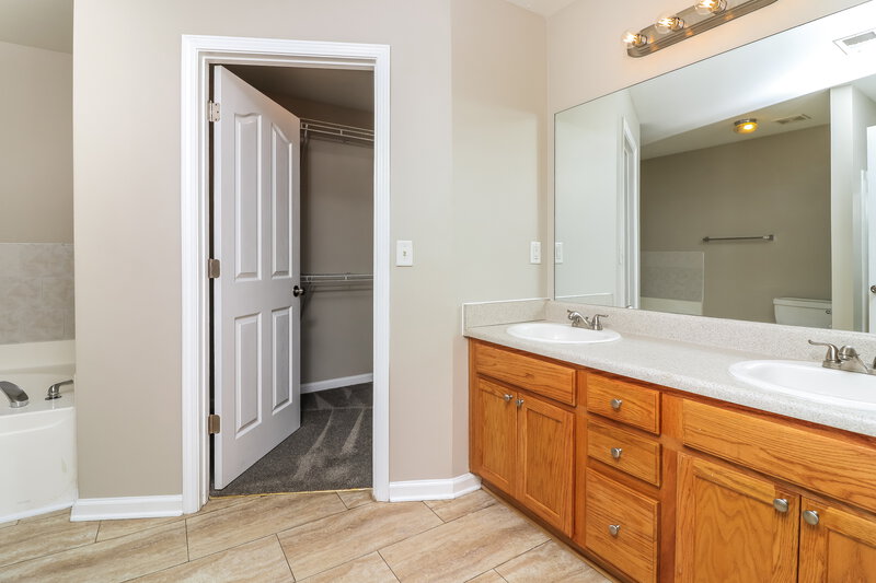 1,970/Mo, 6607 Killington Ct Douglasville, GA 30134 Main Bathroom View