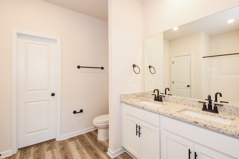 1,910/Mo, 453 Egret Ct Jefferson, GA 30548 Main Bathroom View