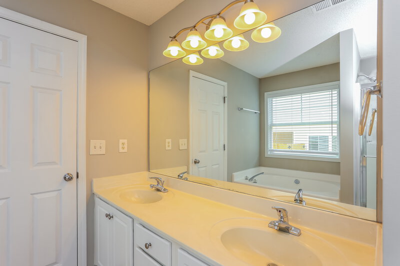 1,815/Mo, 3925 Pine Village Pl Loganville, GA 30052 Main Bathroom View