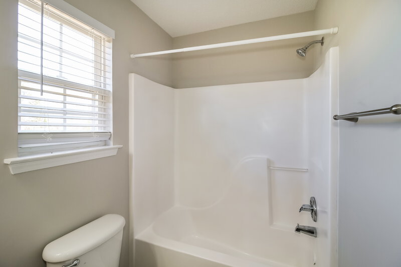 1,635/Mo, 1611 Hallmark Hills Dr Griffin, GA 30223 Bathroom View 2