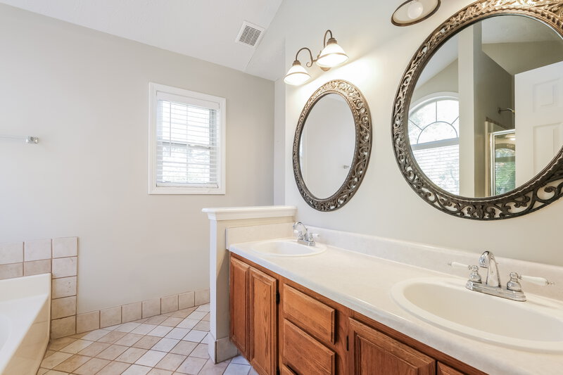 2,115/Mo, 579 Northfield Ct Lawrenceville, GA 30045 Main Bathroom View