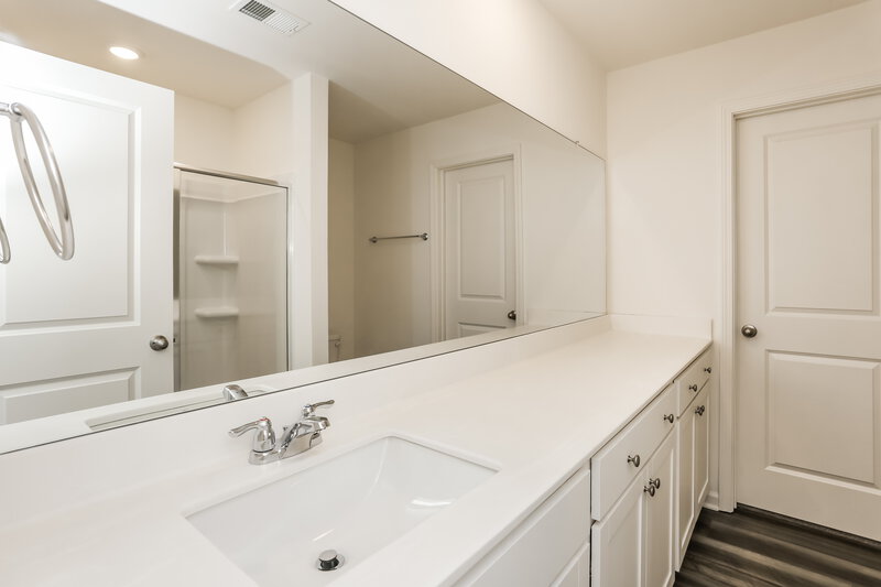 2,040/Mo, 7651 Saffron Ave Covington, GA 30014 Main Bathroom View