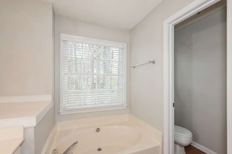 3,215/Mo, 1952 McAdoo Ct SW Marietta, GA 30064 Main Bathroom View