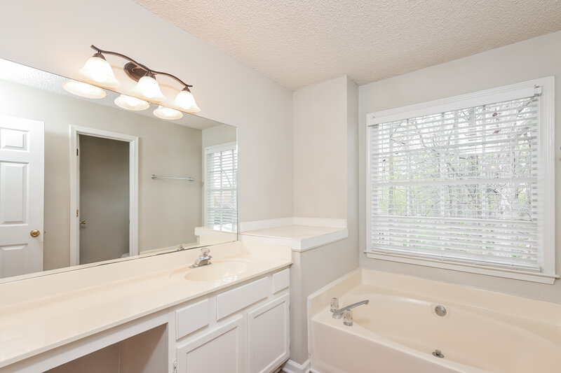 3,215/Mo, 1952 McAdoo Ct SW Marietta, GA 30064 Main Bathroom View 2
