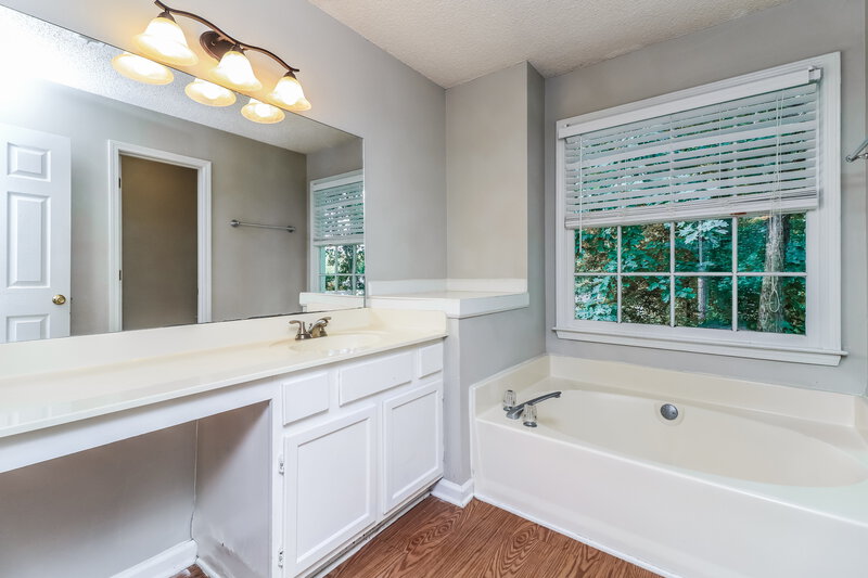3,230/Mo, 1952 McAdoo Ct SW Marietta, GA 30064 Main Bathroom View