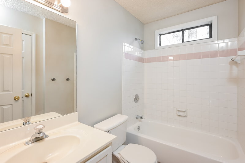 3,215/Mo, 1952 McAdoo Ct SW Marietta, GA 30064 Bathroom View