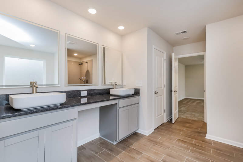 2,180/Mo, 337 River Walk Farm Pkwy Covington, GA 30014 Main Bathroom View