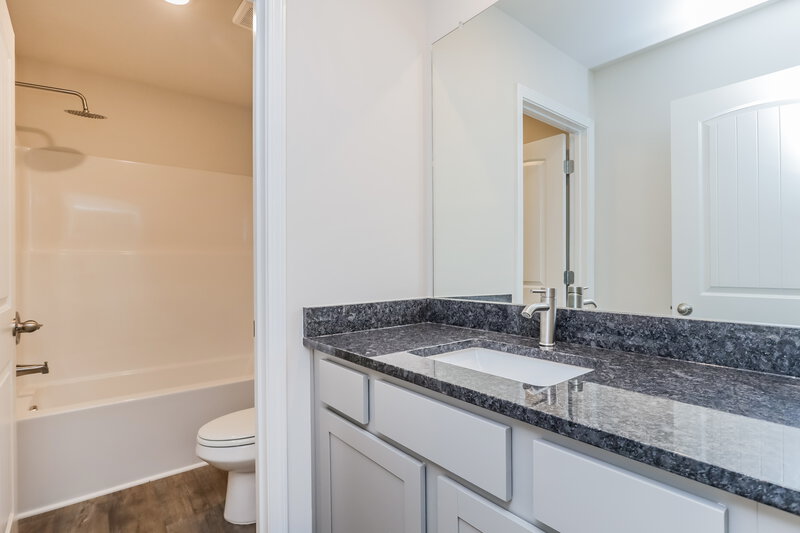 2,180/Mo, 337 River Walk Farm Pkwy Covington, GA 30014 Bathroom View