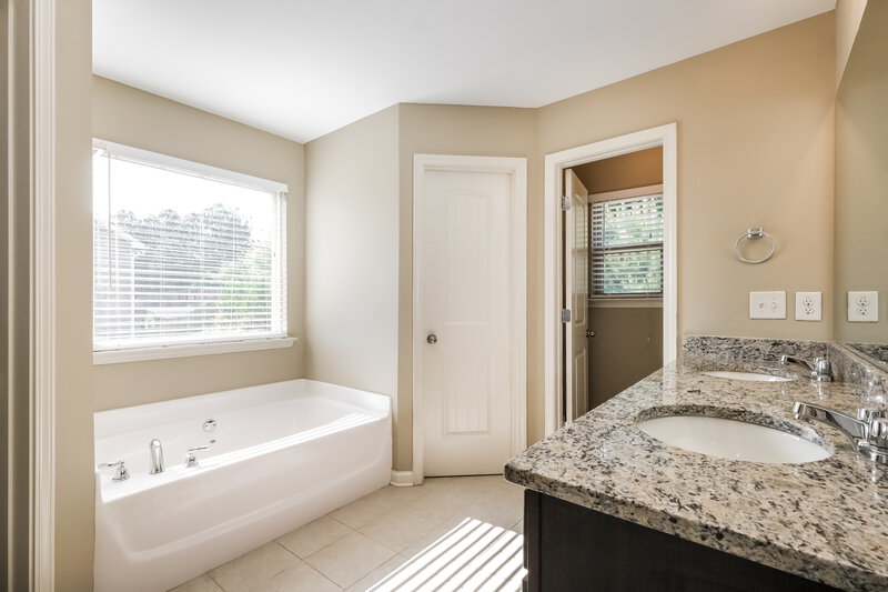2,070/Mo, 40 Hamil Ct NW Cartersville, GA 30120 Main Bathroom View