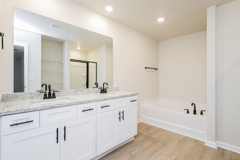 2,190/Mo, 711 Berkeley Dr Conyers, GA 30013 Main Bathroom View