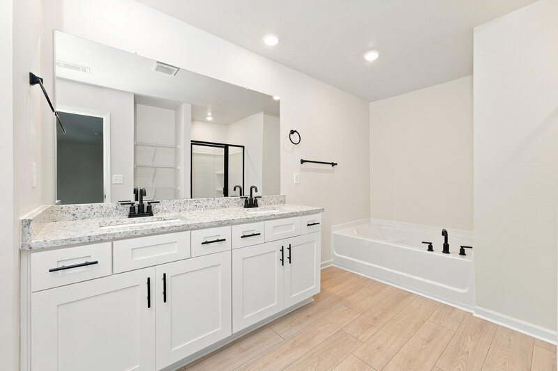2,190/Mo, 631 Slate Rd Conyers, GA 30013 Primary Bathroom View
