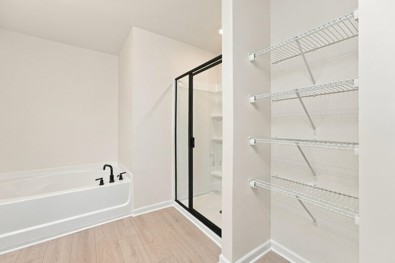 2,190/Mo, 631 Slate Rd Conyers, GA 30013 Primary Bathroom View 2