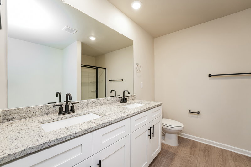 2,460/Mo, 624 Slate Rd Conyers, GA 30013 Main Bathroom View