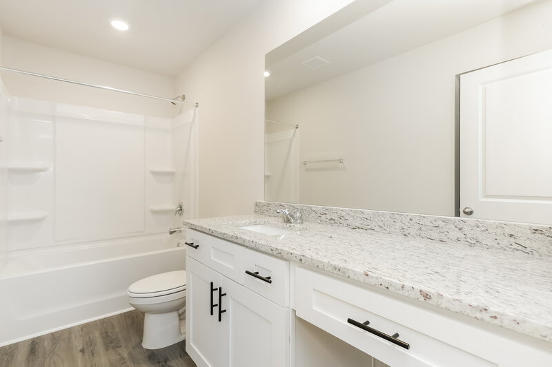 2,350/Mo, 1448 Sodbuster Dr Locust Grove, GA 30248 Bathroom View 2