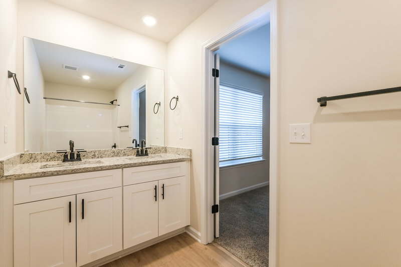 1,920/Mo, 148 Sunfish Cir Jefferson, GA 30549 Main Bathroom View