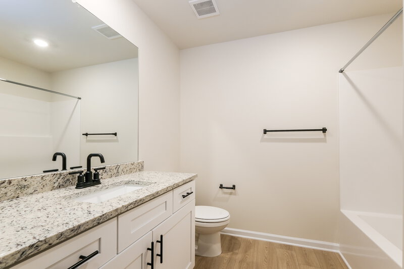 1,920/Mo, 148 Sunfish Cir Jefferson, GA 30549 Bathroom View