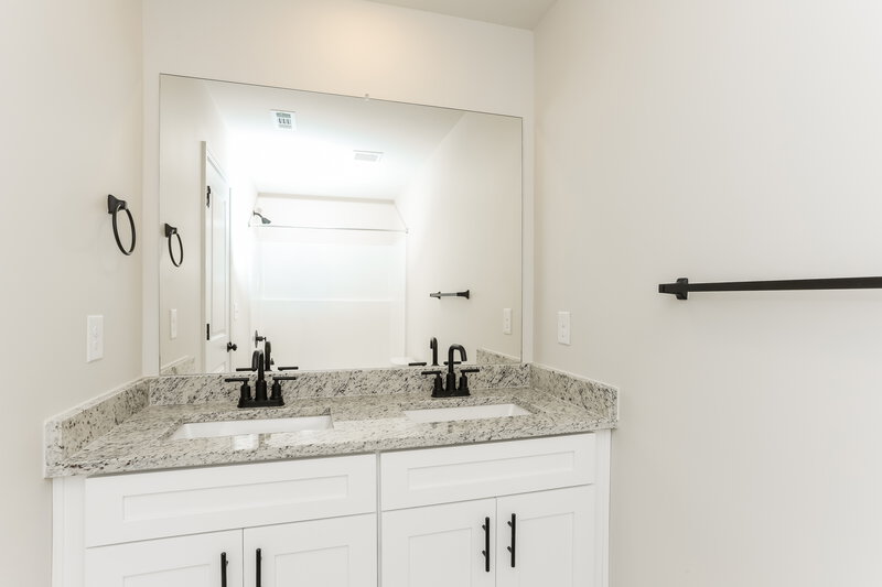 1,860/Mo, 203 Darter Ct Jefferson, GA 30549 Main Bathroom View