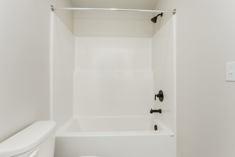1,860/Mo, 203 Darter Ct Jefferson, GA 30549 Main Bathroom View 2