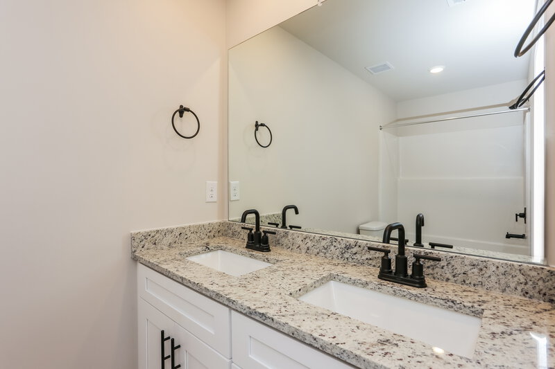 1,825/Mo, 165 Egret Ct Jefferson, GA 30549 Main Bathroom View